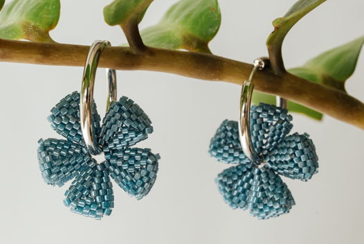 Серьги кольца с цветами бисерные серьги цветок из бисера синий