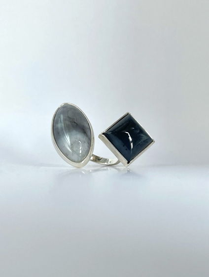 Кольцо из серебра с двумя камнями, серым и черным агатами. Gris.