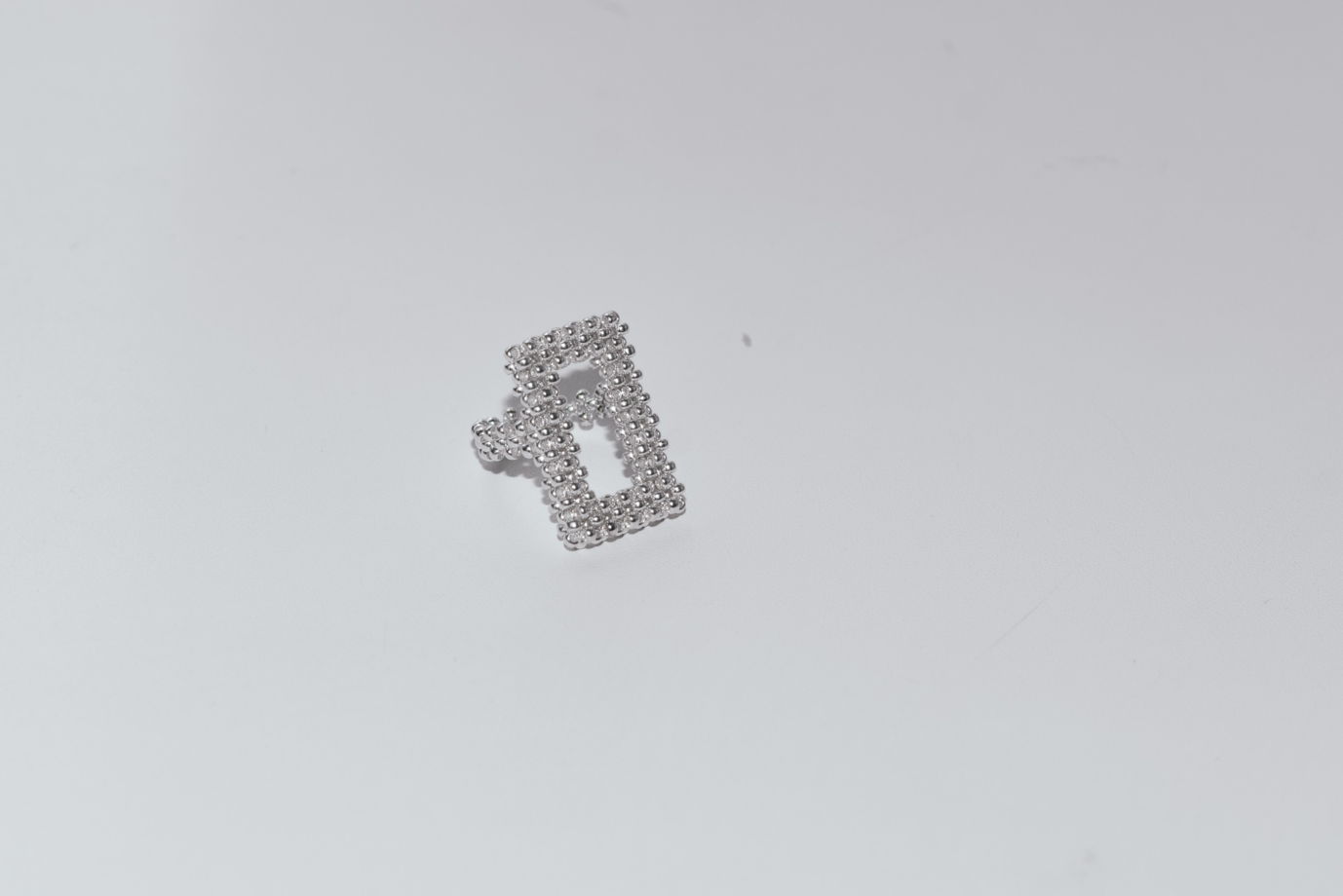 Кольцо из бисера, покрытого серебром