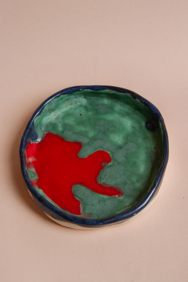 Десертная тарелка из белой глины, покрытая синей, зеленой, красной глазурями ручной работы