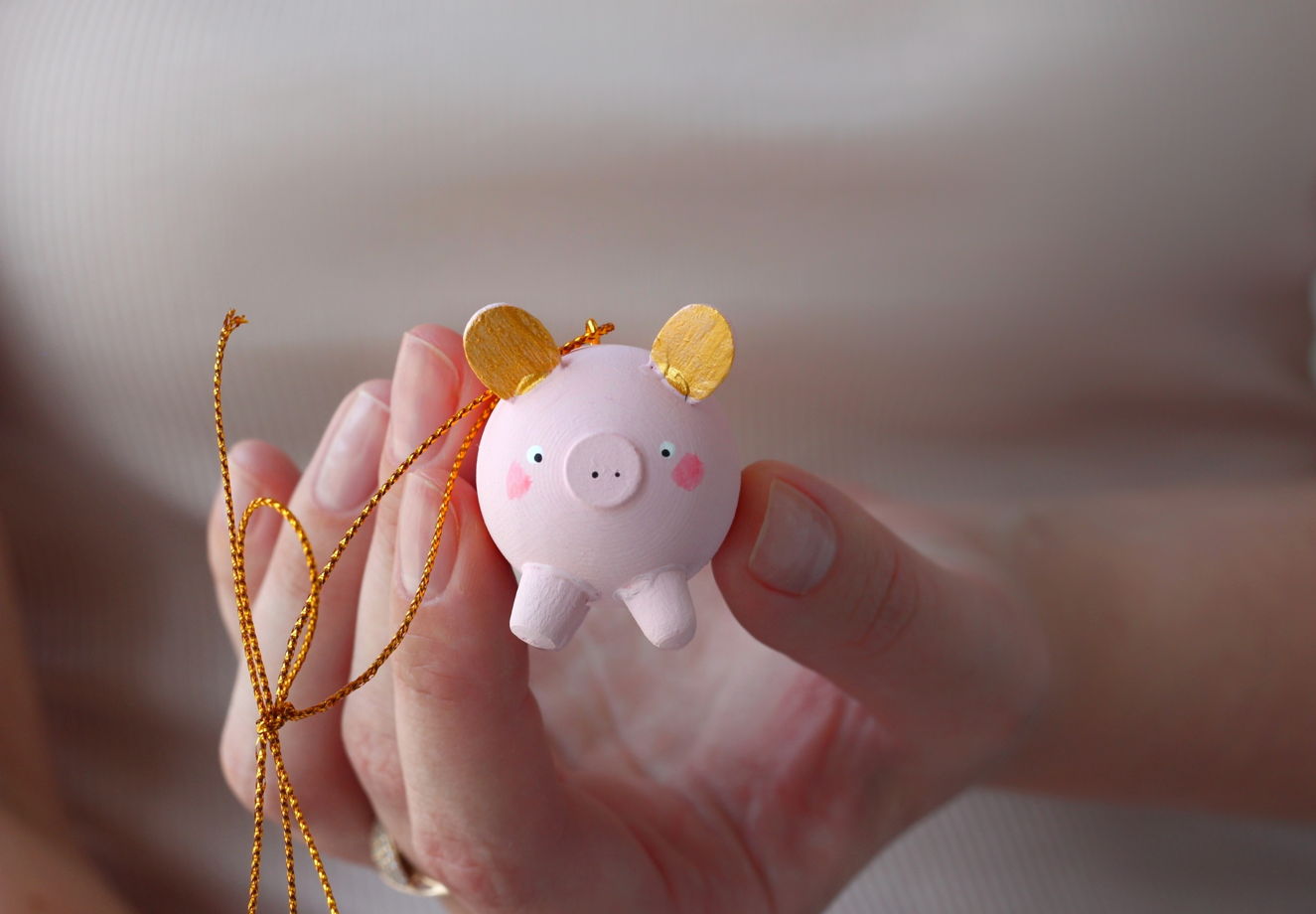 Авторская декоративная елочная игрушка из дерева "Поросёнок розовый"