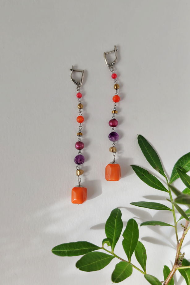 Длинные серьги с кораллом, аметистом и жемчугом