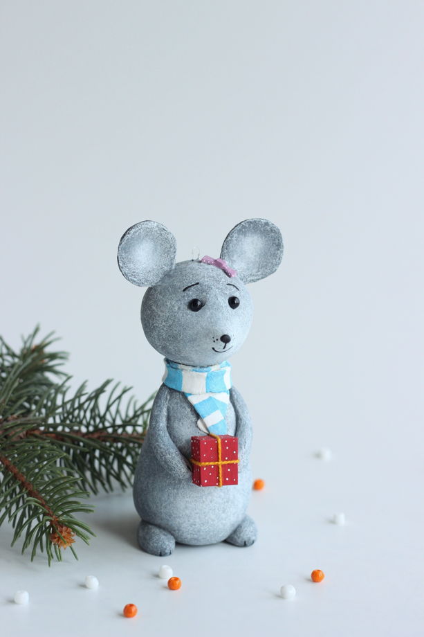 Ёлочная игрушка "Мышка с подарком"