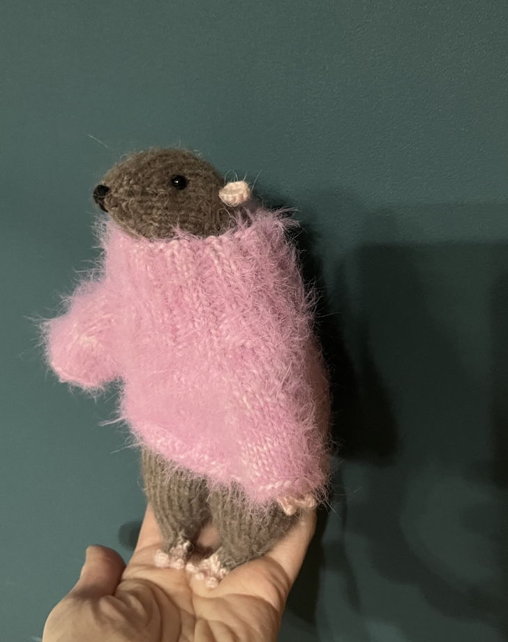 Крыса в розовом свитере вязаная