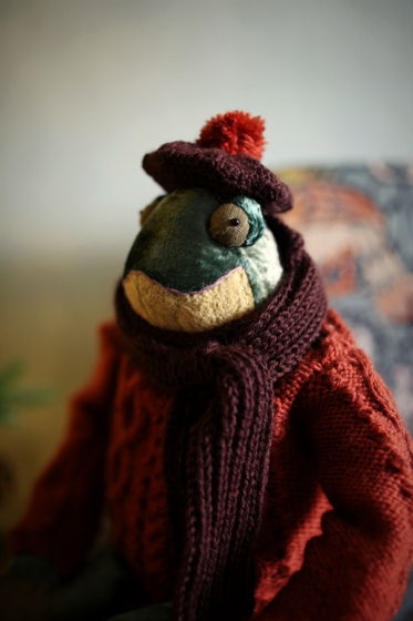 Большая мягкая игрушка: "Лягушонок - Француз" из винтажного плюша в свитере