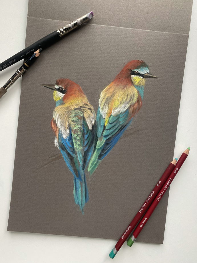Принт рисунка пастелью птица на серо-коричневом фоне в интерьер