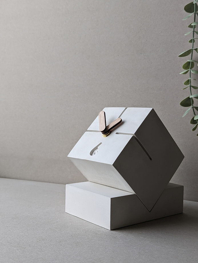 Настольные часы из бетона с подставкой COOB
