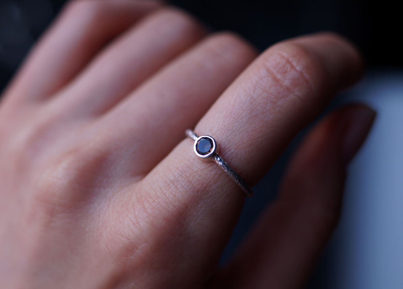 Текстурное серебряное кольцо с дымчатым кварцем (раухтопаз)