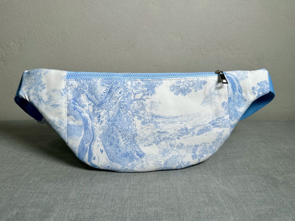 Поясная сумочка из уплотненного денима с принтом "Джунгли" голубая