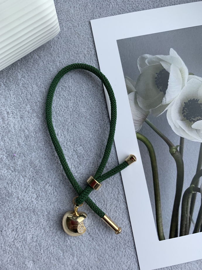 Браслет с подвеской в форме надкусанного яблока “Qwerty”