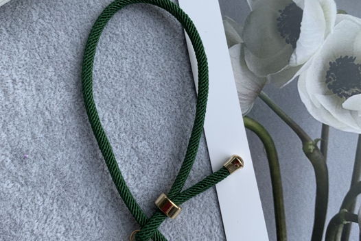 Браслет с подвеской в форме надкусанного яблока “Qwerty”