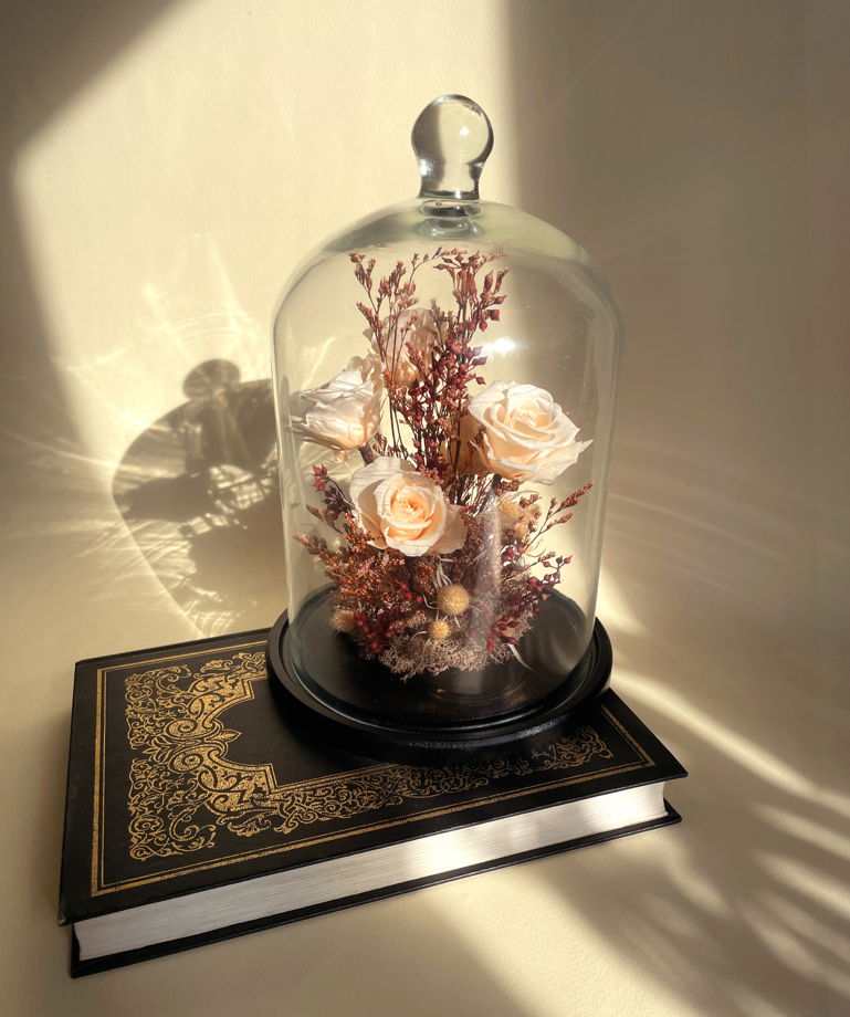 Клош с розами и жуком