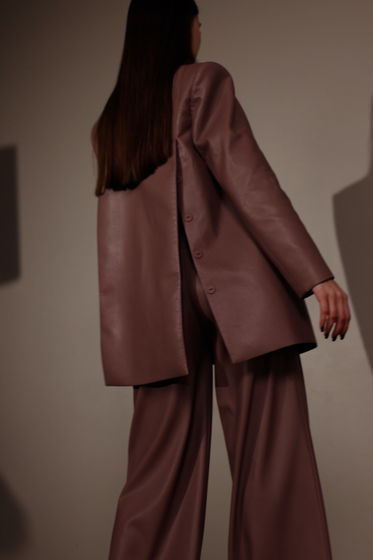 Кожаный пиджак со спинкой на пуговицах/Pudra