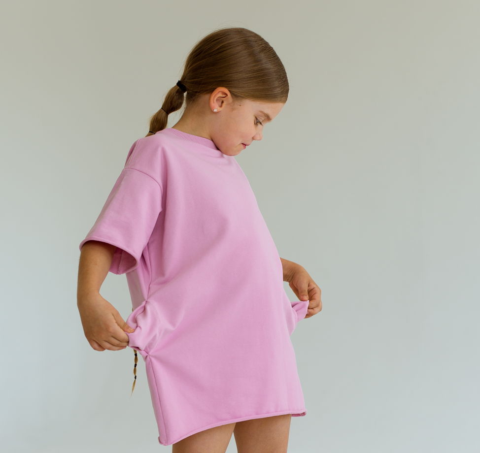 Детское платье-футболка свободного кроя с принтом на спине