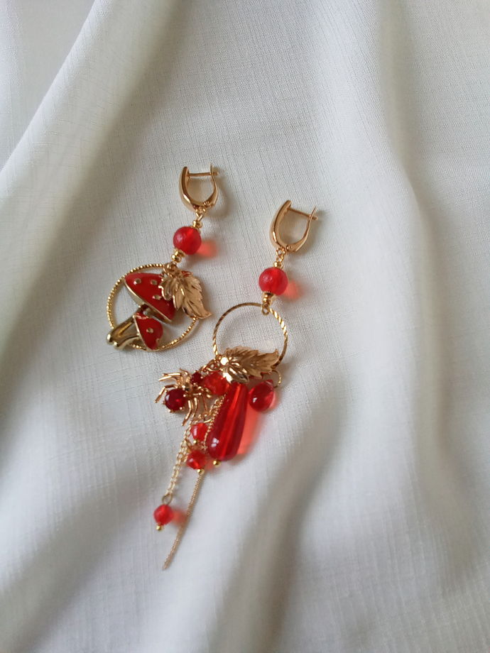 Красные асимметричные женские серьги "Мухоморчики"