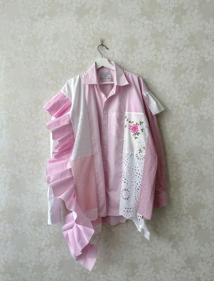 Розовая рубашка с воланами и кружевом