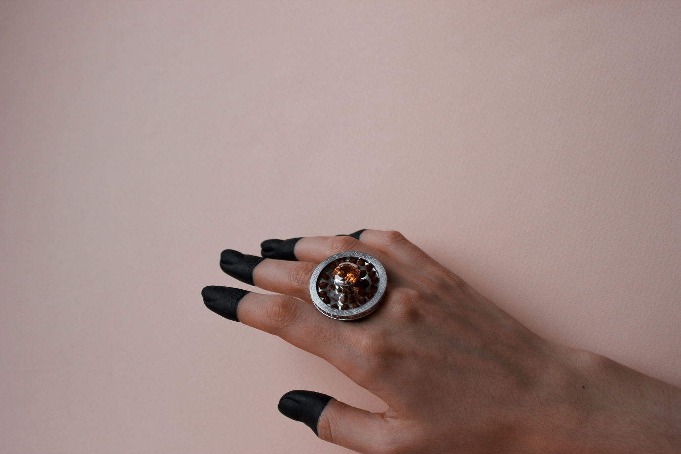 Концептуальное кольцо из серебра COVID-2019