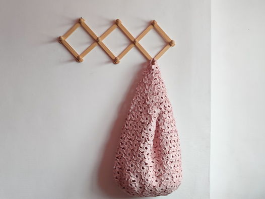 Розовая сумка-торба из рафии с цветами