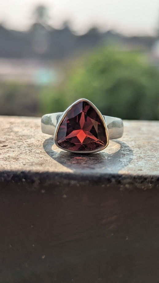 Серебряное кольцо с натуральным гранатом