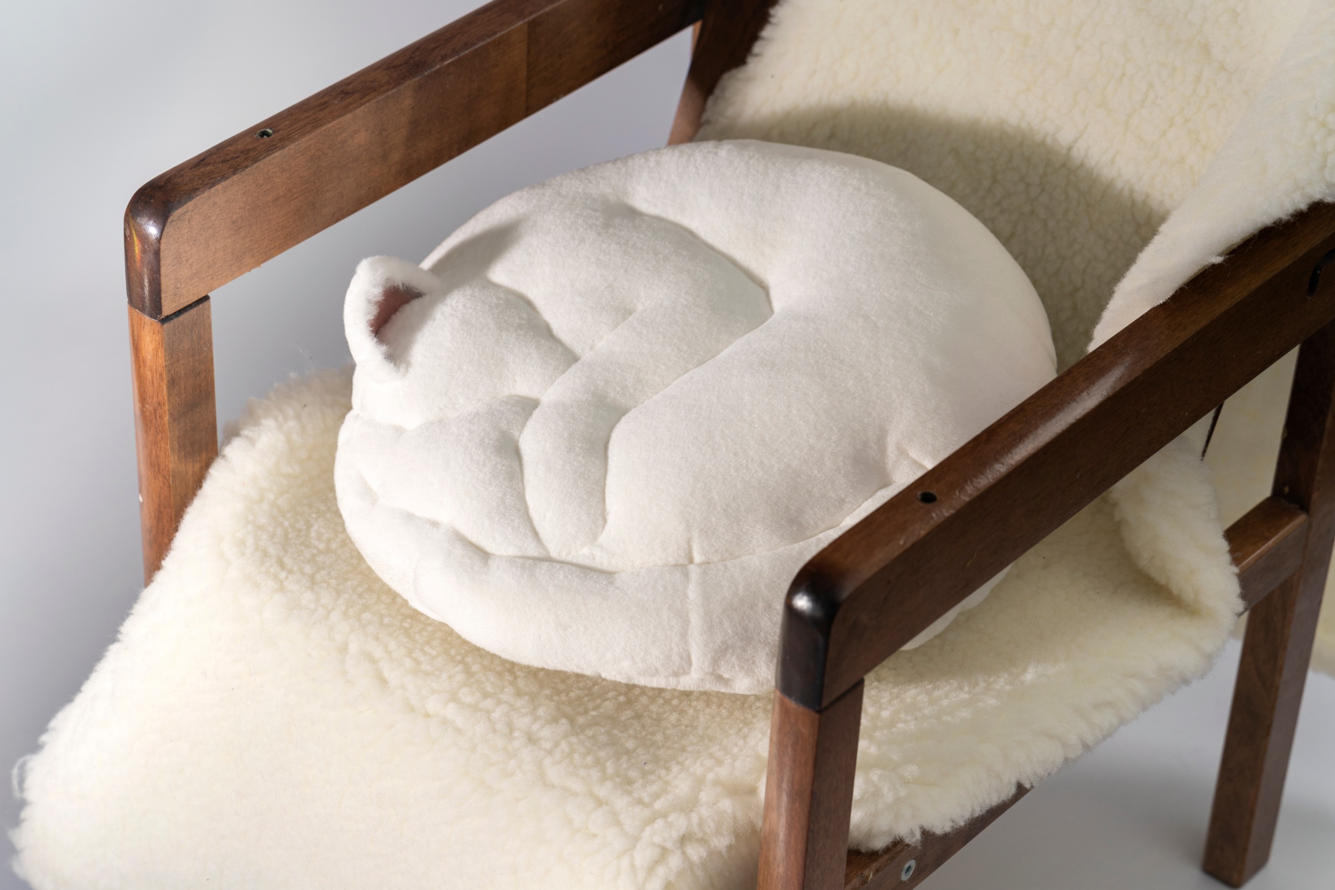Подушка сдать можно. Подушка котик круглая. Шерсть на мебели фото. Купить мягкое кресло в виде спящего животного. Кресло кровать подушка кот купить в Новосибирске.
