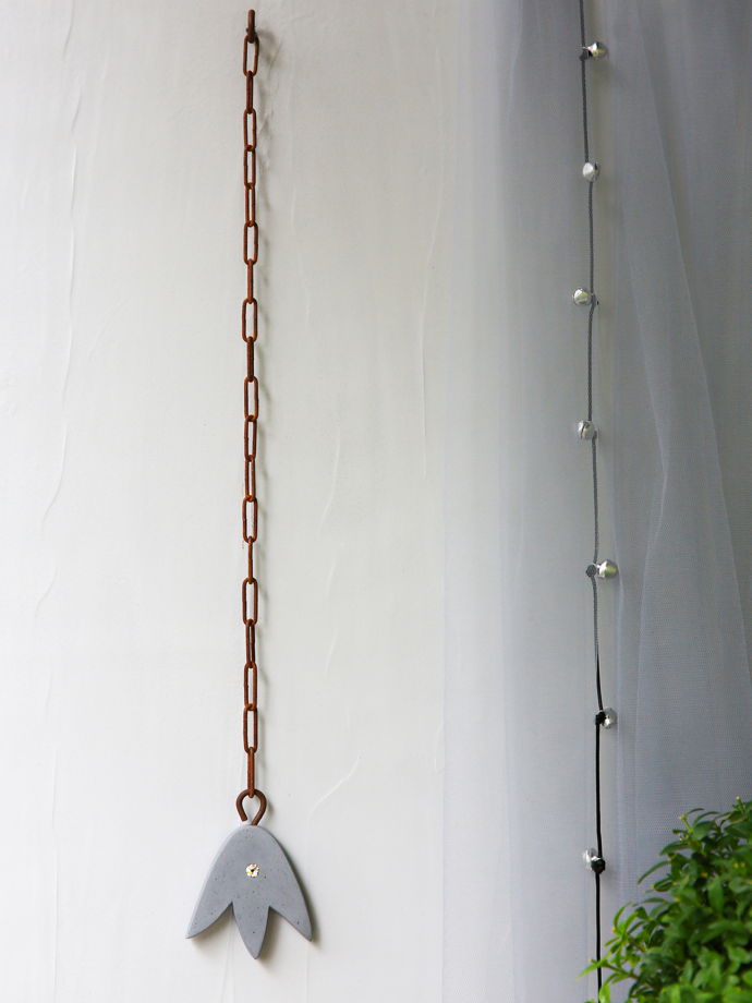Тюльпанчик  для декора стен из арт бетона со стразом на ржавой цепи
