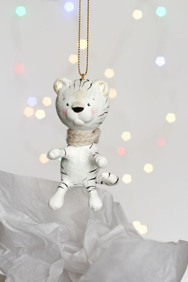 Авторская елочная игрушка "Тигрёнок который любит обниматься" белый