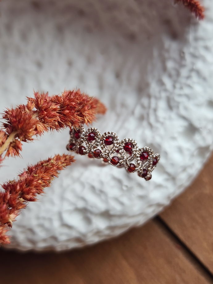 Кольцо плетеное, золотистое кольцо с бордовыми фианитами