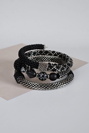 Женский черно-серебристый браслет из бисера и бусин ручной работы