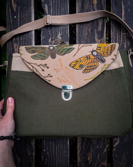 Зелёная сумка-почтальон бежевая с ручной набойкой мотыльки