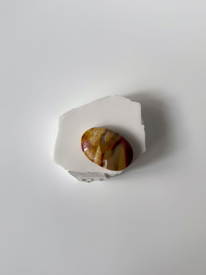 Мукаит натуральный камень