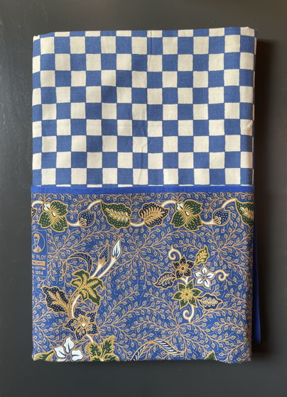 Плед летний двусторонний из уникального орнаментального индонезийского батика купона синего цвета и сатина в синюю шашечку  №4 IBB