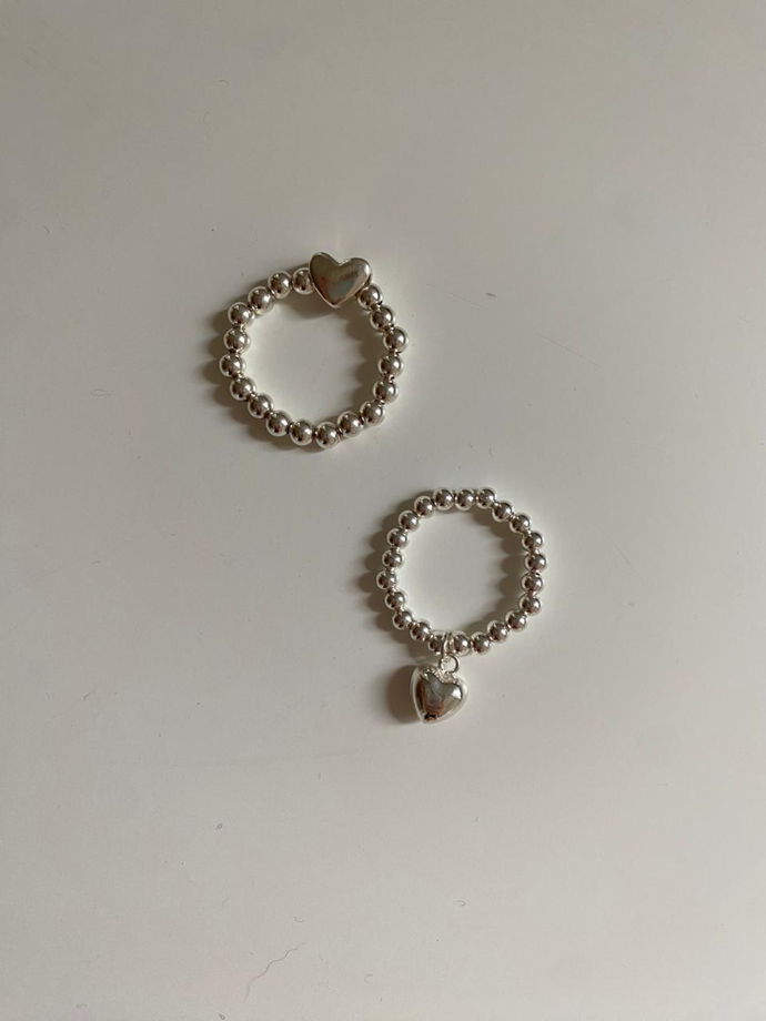 Кольцо из серебряных шариков с вставкой сердце