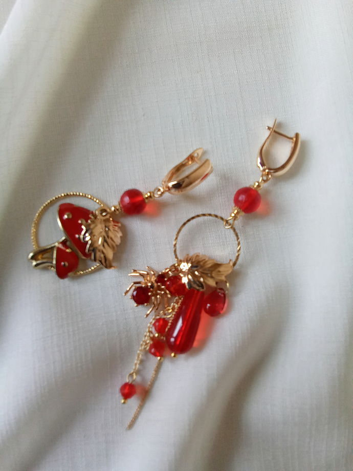 Красные асимметричные женские серьги "Мухоморчики"
