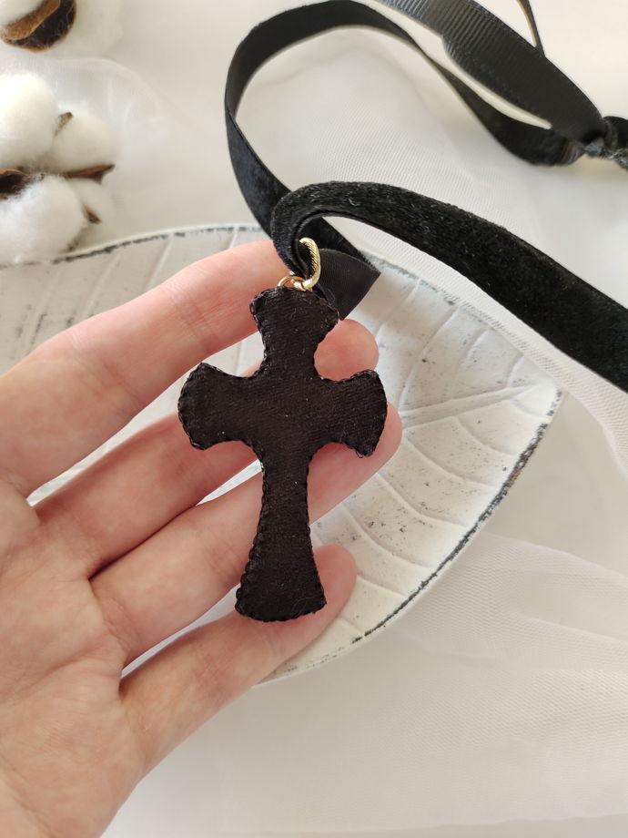 Бархатный черный чокер с подвеской крест ручной работы