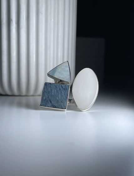 Кольцо из серебра с тремя камнями, родуситом, молочным нефритом и агатом. Trifolié S10.