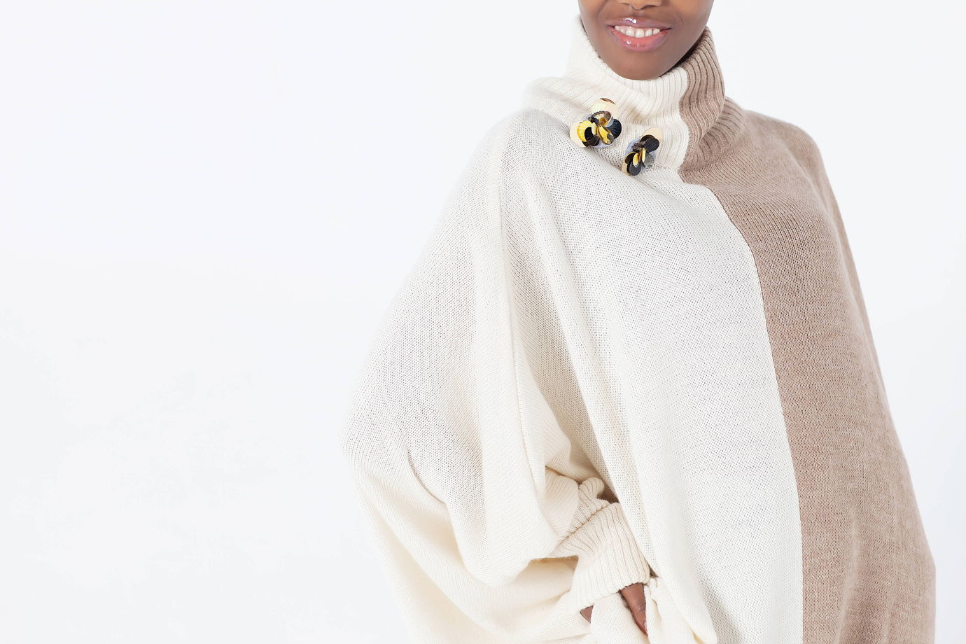 Вязаное платье-свитер экстра оверсайз с горлом двух цветов