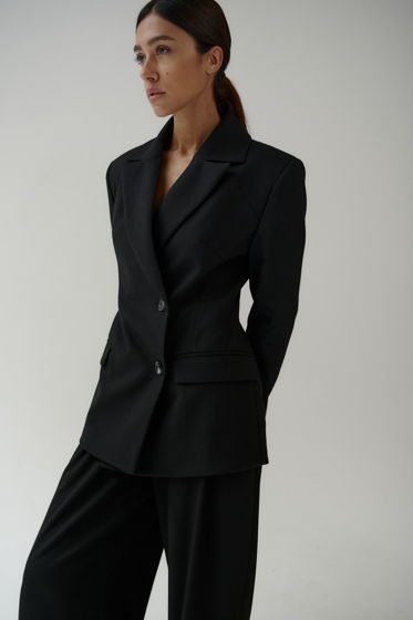 Пиджак приталенный черного цвета