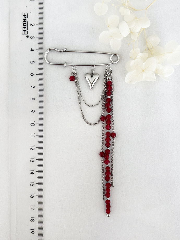 Брошь-булавка с цепочками и подвеской сердечко