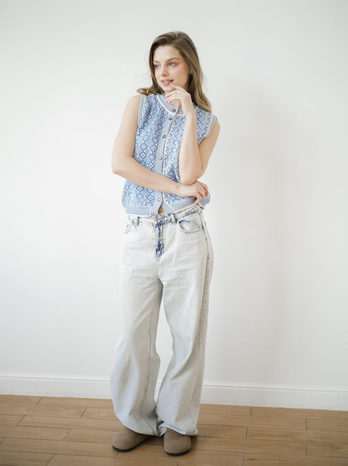 Вязаный жилет на пуговках