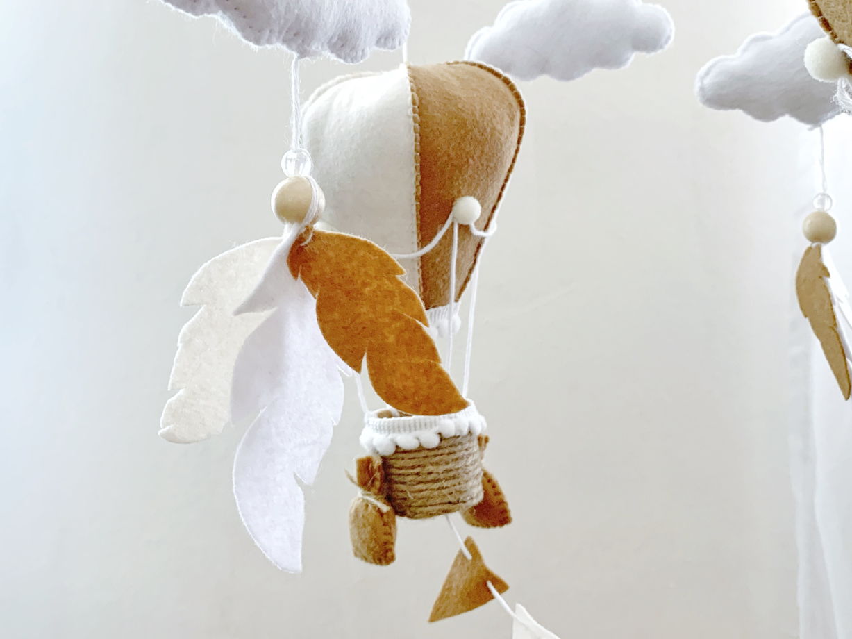 Мобиль из фетра ручной работы для мальчика и девочки Воздушые шары