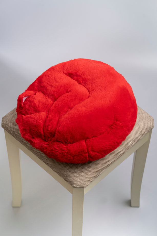 круглая красная подушка-кот ручной работы из эко-меха