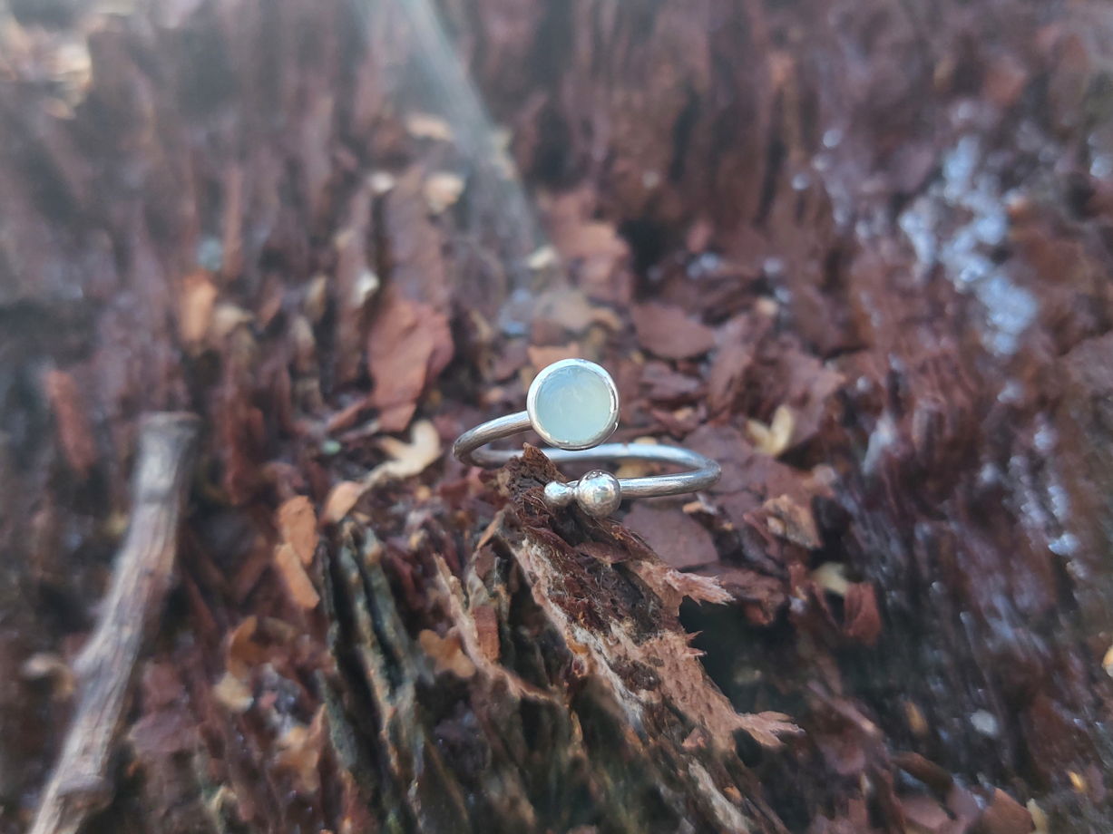 Кольцо с халцедоном "Ледниковое озеро", серебро, размеры по запросу