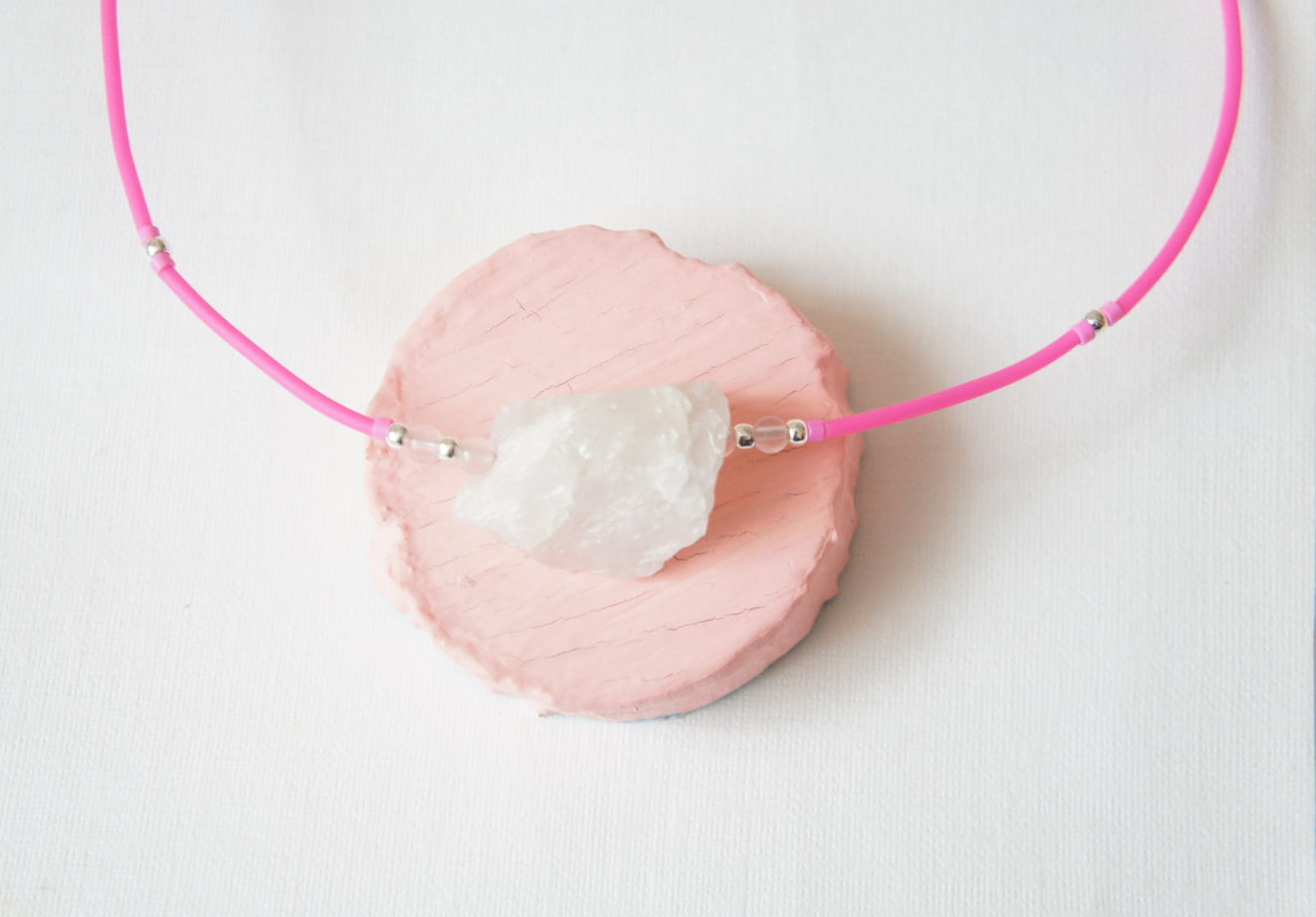 Колье чокер каучук фуксия натуральный розовый кварц