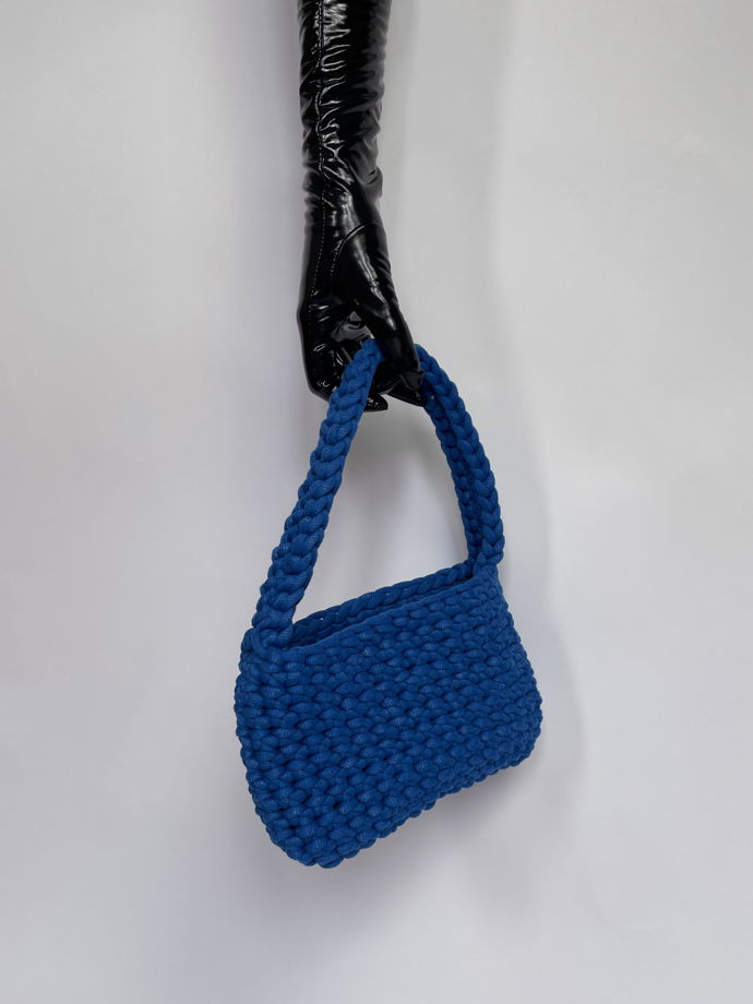 Вязаная синяя сумка с короткой ручкой