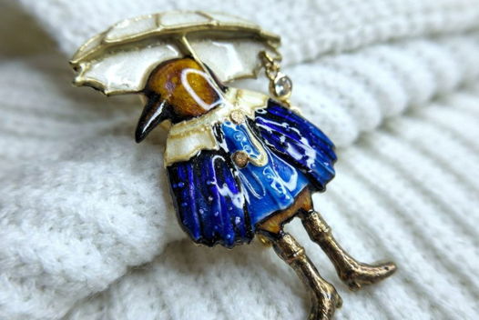 Авторская брошь "ВОРОНА С ЗОНТИКОМ"