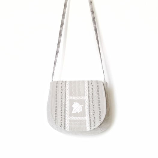 Женская тканевая сумка на длинном ремешке с декором ручной работы