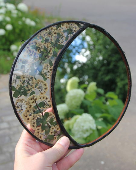 Зеркало с засушенными цветами
