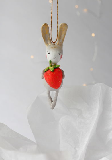 Авторская елочная игрушка "Кролик с клубничкой", серый