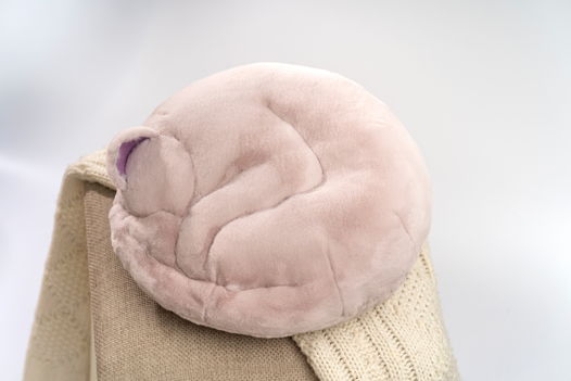 круглая подушка-кот ручной работы из эко-меха