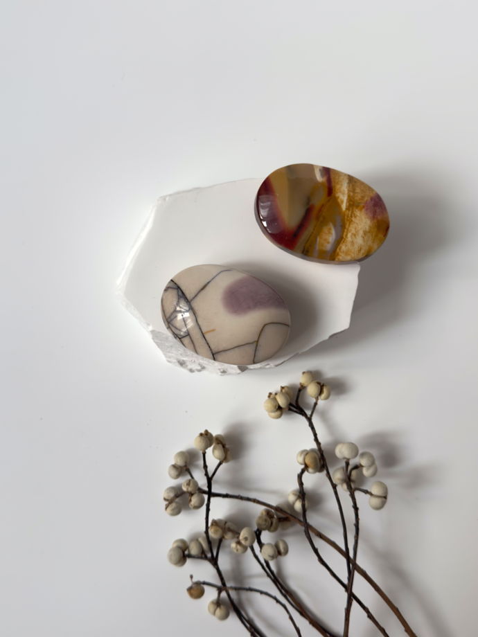 Мукаит натуральный камень